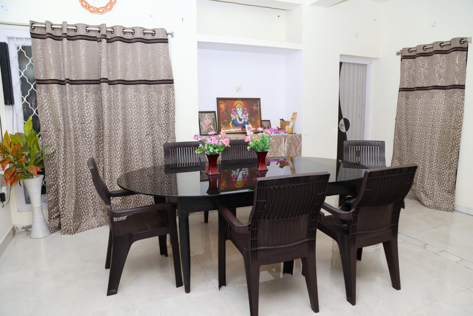 Dining table and chairs at Frndspace